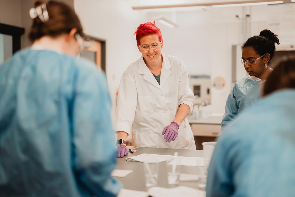 Professor Rachel Bergstrom leads a cell biology lab session.